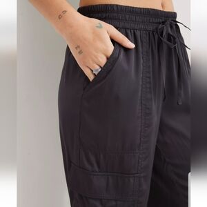 🍀Aerie satin cargo joggers